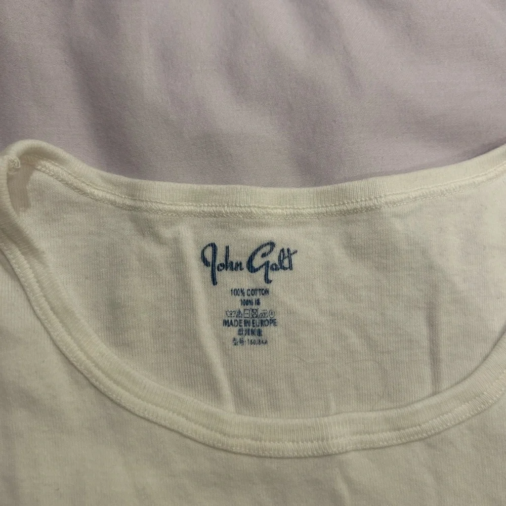 Brandy Melville Cream T-Shirt - Picture 2 of 2